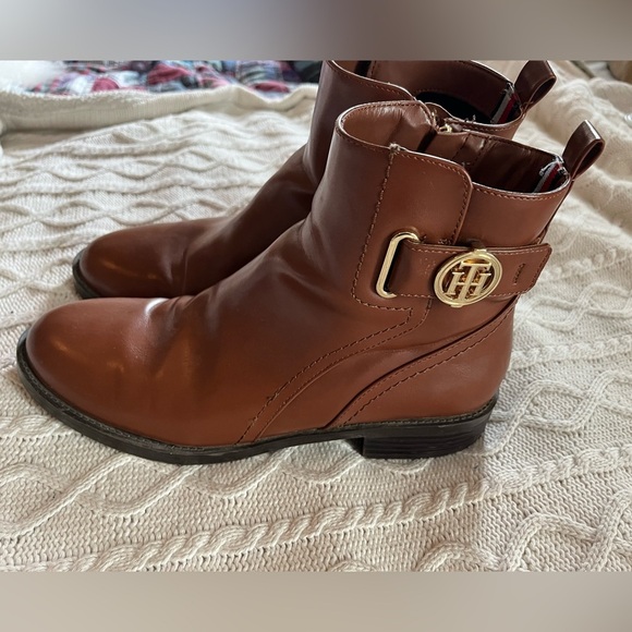 Tommy Hilfiger Shoes - Tommy Hilfiger Brown Zip Up Boots Women’s Size 8